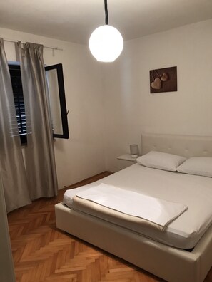 Schlafzimmer 1