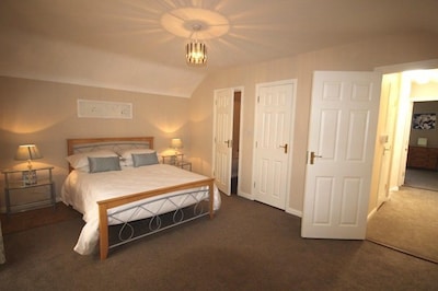 No 2 Clifden Court - sleeps 4 guests  in 2 bedrooms