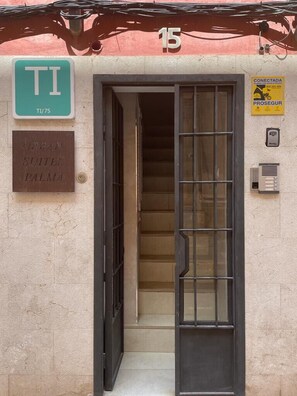 Entrada de los apartamentos de vacaciones Urban Palma Suites