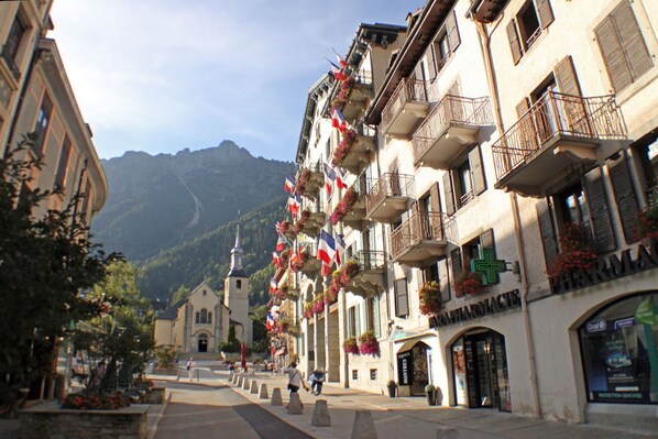 Relais de Poste facing the Place Triangle de l'Amitie