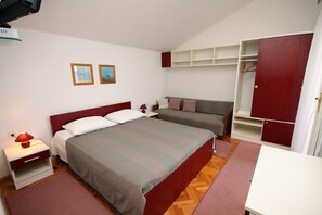 Schlafzimmer 1