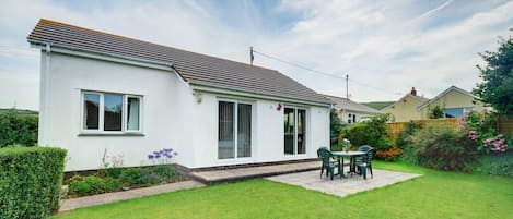 Seahaven is a detached bungalow within easy walking distance of the sand and surf and the friendly and lively atmosphere of Croyde village