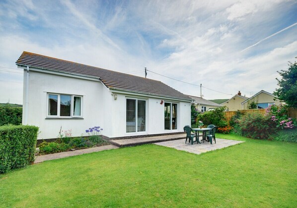 Seahaven is a detached bungalow within easy walking distance of the sand and surf and the friendly and lively atmosphere of Croyde village