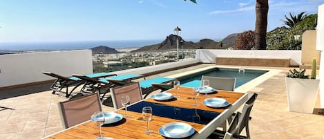 Front terrace with 180º ocean view.