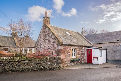 BRAEMAR- Pretty village location close to Edinburgh attractions, cosy pub nearby