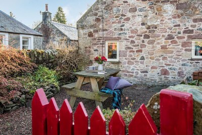 BRAEMAR- Pretty village location close to Edinburgh attractions, cosy pub nearby