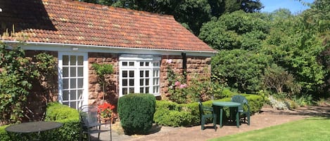 Rose Cottage (to the right of April Cottages front door)