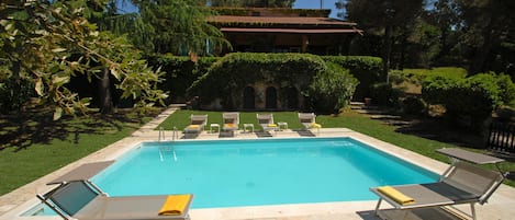 Villa Miralaghi fra den private opvarmede pool 5x8 1,40 i konstant dybde.