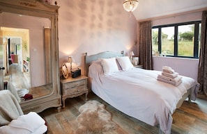 Ground floor: Bedroom with a comfy king-size bed and Hypnos mattress