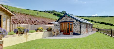 This high quality, single storey, rural retreat is in a most idyllic location with stunning views of Devon's wonderful countryside