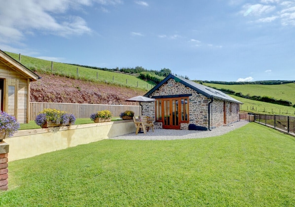 This high quality, single storey, rural retreat is in a most idyllic location with stunning views of Devon's wonderful countryside