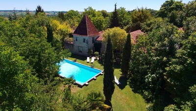 Encanto y la elegancia de la naturaleza. Gran piscina, camas king size