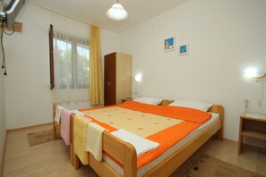 Schlafzimmer 1