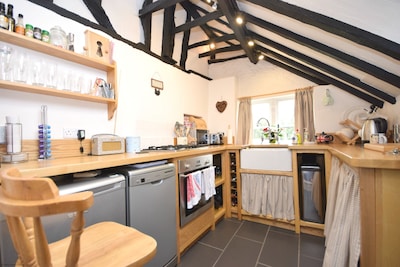 Rose Cottage, Middleton -  a cottage that sleeps 4 guests  in 2 bedrooms