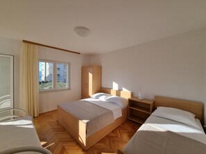 Schlafzimmer 2