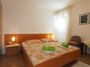 Schlafzimmer 1