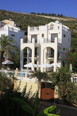 Villa Kalan with private garage and secure gated entrance