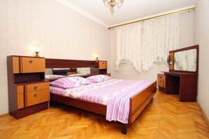 Schlafzimmer 1
