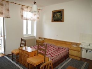 Schlafzimmer 1