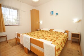 Schlafzimmer 1