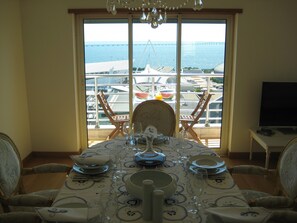 Charming Salon: you can dine with river views