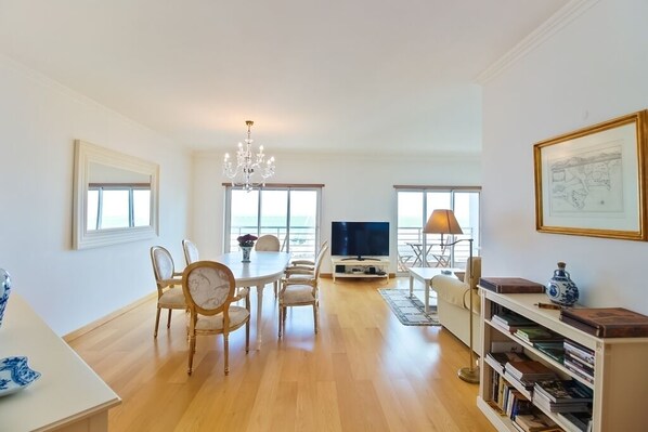 1. Haven in Lisbon. Dining and Living Room. Balcony. Stunning Waterfront Views.