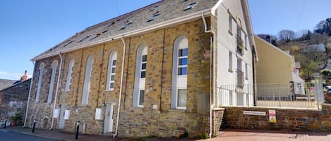 Chapel Loft is a second floor apartment arranged over two floors and is a good base to explore the spectacular coastline and all that Exmoor has to offer