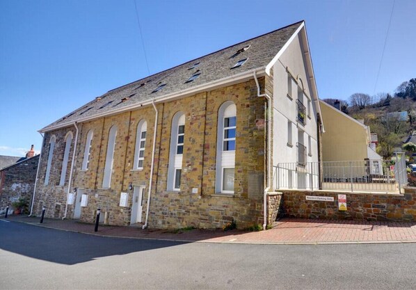 Chapel Loft is a second floor apartment arranged over two floors and is a good base to explore the spectacular coastline and all that Exmoor has to offer