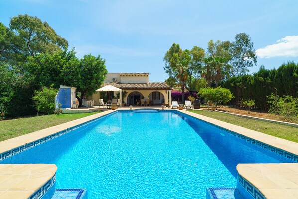 con piscina privata e terrazza
