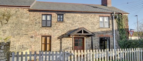 Cross Farm Cottage is centrally located near vibrant cafes, shops, pubs and restaurants 