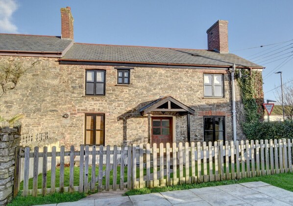Cross Farm Cottage is centrally located near vibrant cafes, shops, pubs and restaurants 
