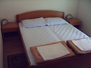 Schlafzimmer 1
