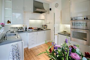 Ground floor: Fully fitted kitchen with breakfast table