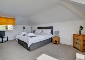 Large master bedroom with Superking, sea views and en suite bathroom with spa bath