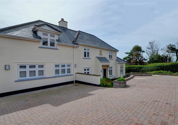 Beach House - lovingly furnished, tastefully decorated and equipped for comfort and enjoyment