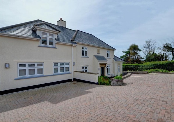 Beach House - lovingly furnished, tastefully decorated and equipped for comfort and enjoyment