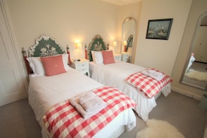 No 4 Lowerbourne twin bedroom