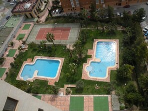 Piscina, tenis, jardin