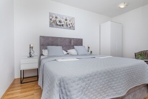 Schlafzimmer 1