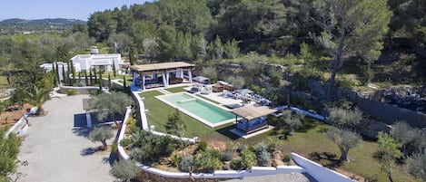 Vista aérea de piscina y villa de lujo Can Ribes Ibiza