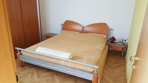 Schlafzimmer 1