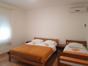 Schlafzimmer 1