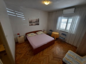Schlafzimmer 1