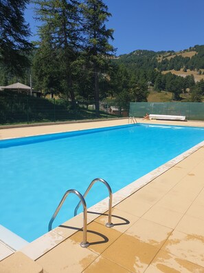 la piscine de la résidence eau chauffée  27 degrés en été -Accés gratuit 