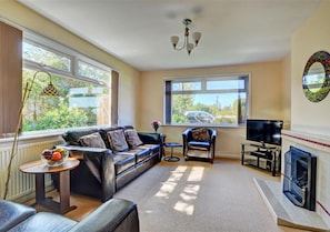 Dual aspect sitting room with views over the garden