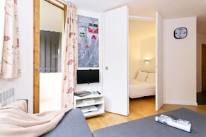 Living space leading to the bedroom