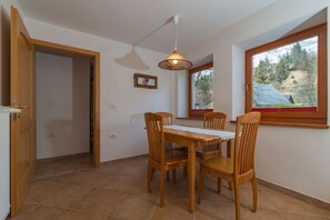Koritnica Apartments - Dolina - dining area