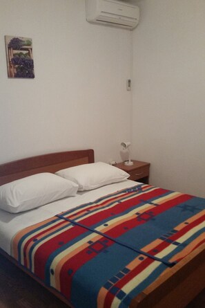 Schlafzimmer 1