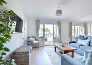 Harbour View has a very spacious and comfortable open plan living area with two French windows leading out onto a full length canopied balcony