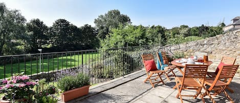 Coldstream Coach House - the sunny patio with outside dining table and chairs (furniture has been changed)